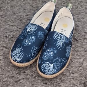 Vionic Navy and White Beach Shoes